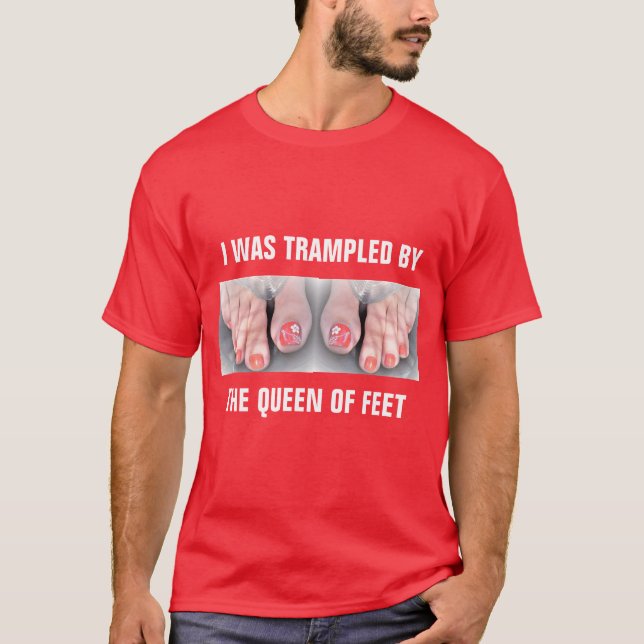 CAMISETA ME ATRAPÓ LA REINA DE LOS PIES (Anverso)