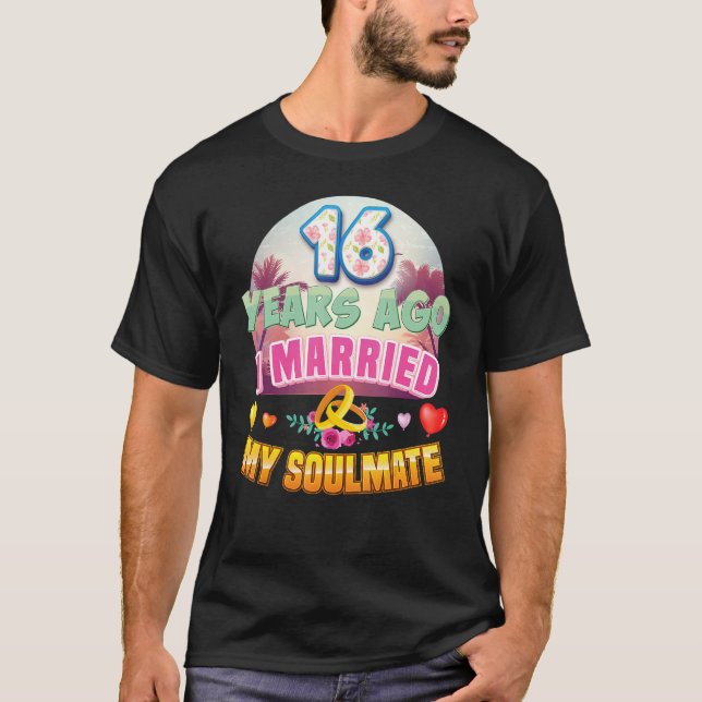 Camiseta Me Casé Con Mi Compañera De Ama Hace 16 Años, Boda (Anverso)