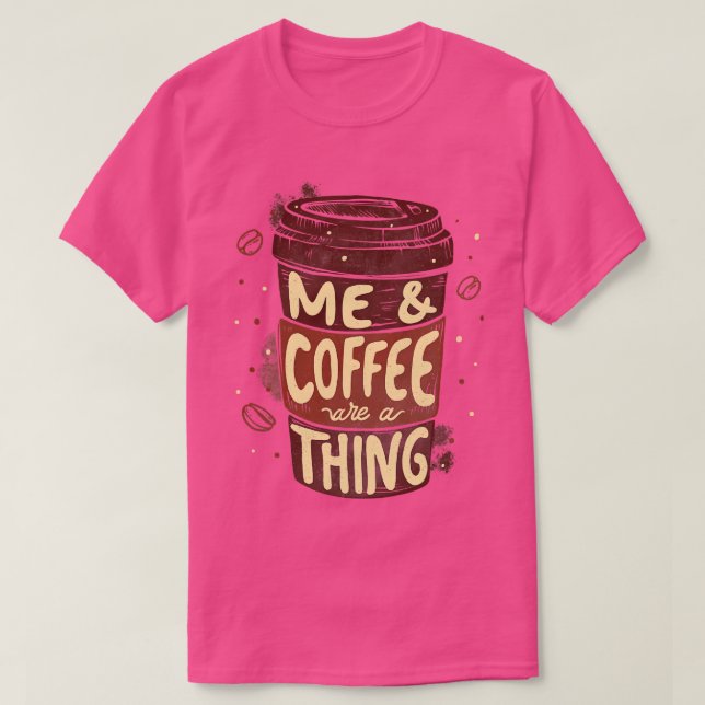 Camiseta Me Coffee es de Tobe Fonseca (Diseño del anverso)
