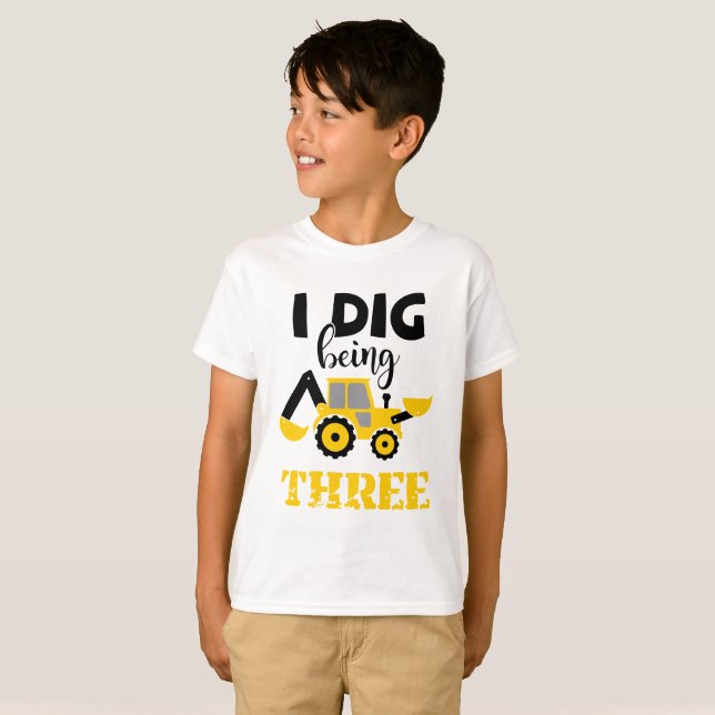 Camiseta Me Deduzco Siendo Tres Camisas De Construcción (Anverso completo)
