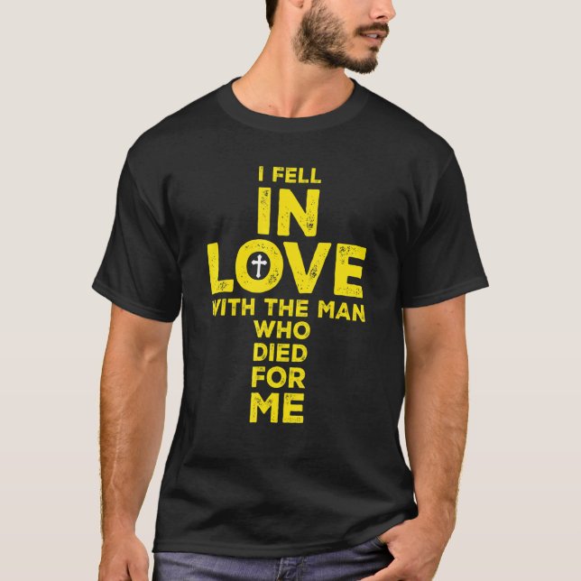 Camiseta Me Enamoré Del Hombre Que Murió Por Mí Cristo (Anverso)