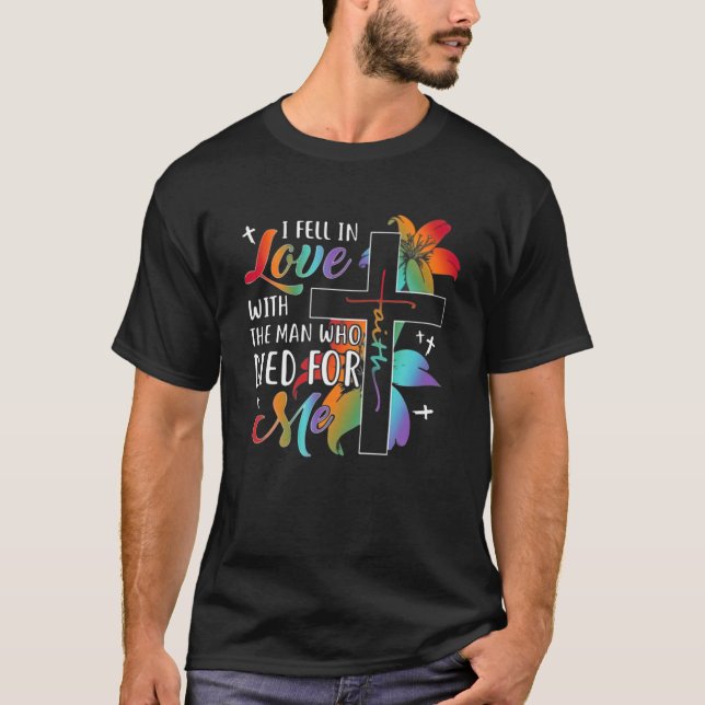 Camiseta Me Enamoré Del Hombre Que Murió Por Mí Jesús (Anverso)