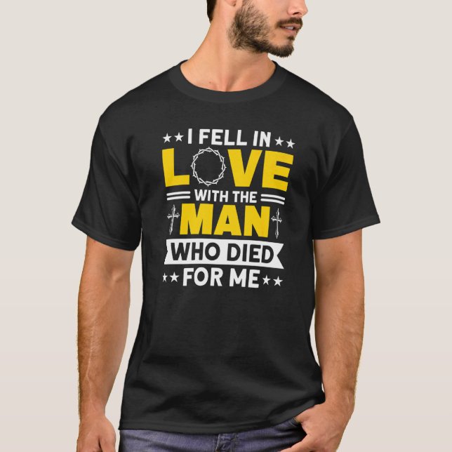 Camiseta Me Enamoré Del Hombre Que Murió Por Mí Jesús (Anverso)