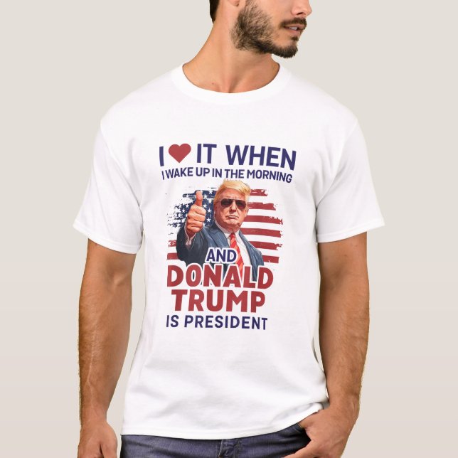 Camiseta Me Encanta Cuando Me Despierto Y Trump Es Presiden (Anverso)