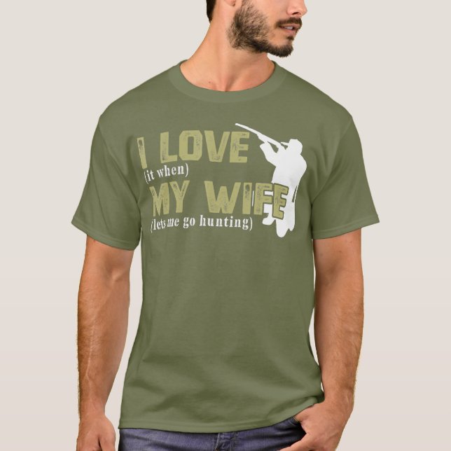 Camiseta Me Encanta Cuando Mi Esposa Me Permite Ir A Cazar  (Anverso)