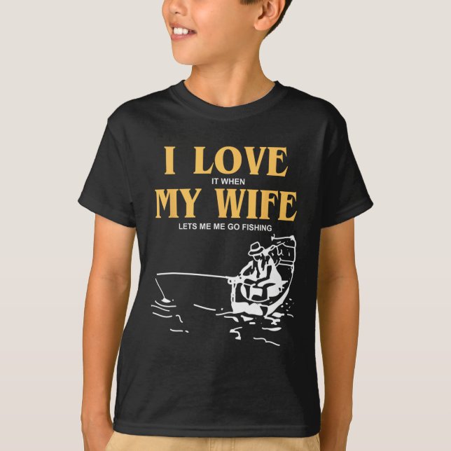 Camiseta Me Encanta Cuando Mi Esposa Me Permite Ir A Pescar (Anverso)