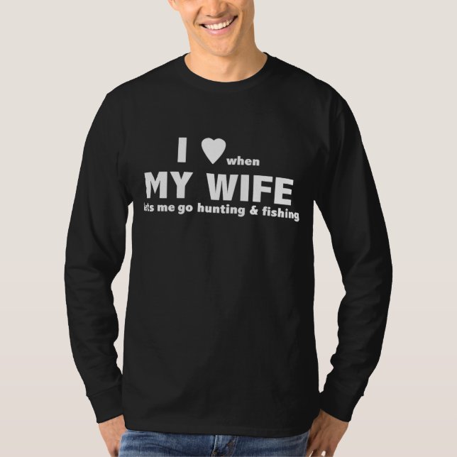 Camiseta Me Encanta Cuando Mi Esposa Vamos A Cazar Y (Anverso)