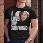 Camiseta Me encanta el regalo de mi novia de fotos del novi<br><div class="desc">Junte humor y corazón con nuestra Camiseta de regalo 'I Love My Girlfriend' (Amo a mi novia). Este diseño gracioso es un regalo ideal, ya sea su cumpleaños, un aniversario, o simplemente un gesto espontáneo de amor. Déjenlo usar su corazón en la manga (literalmente) y mostrar su adoración con un...</div>