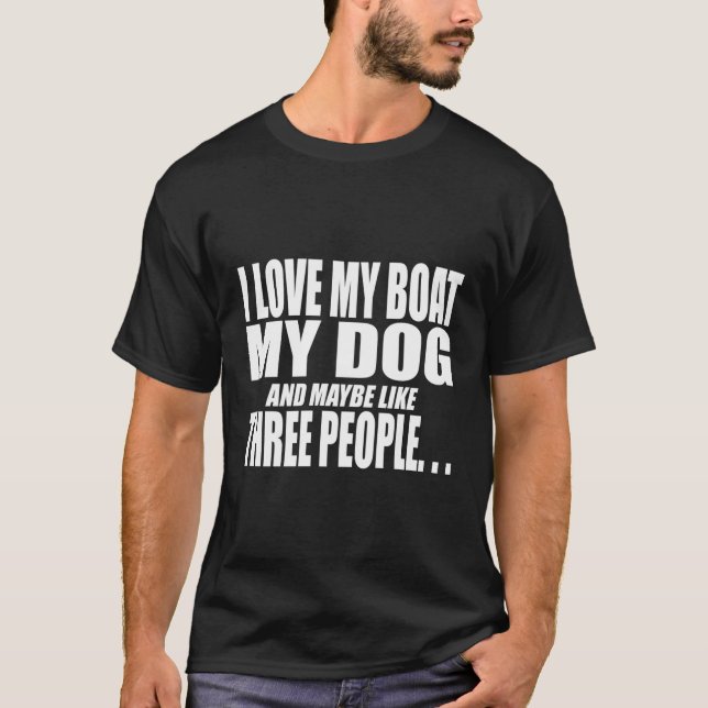 Camiseta Me Encanta Mi Bote, Mi Perro Y Quizá Como Tres Per (Anverso)
