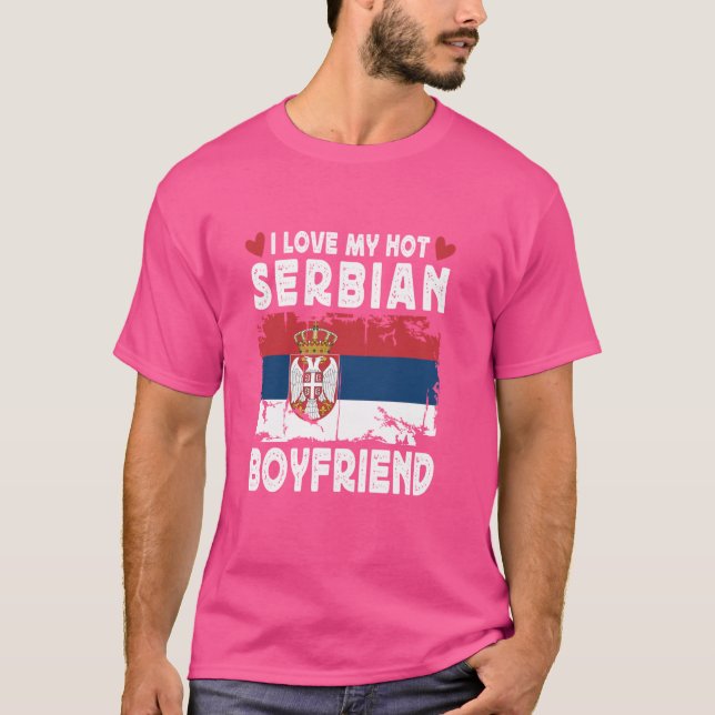 Camiseta Me encanta mi caliente novio serbio, pareja de ami (Anverso)