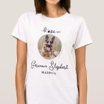 Camiseta Me encanta mi foto de perro personalizada de pasto<br><div class="desc">¡Lleva a tu mejor amigo contigo donde sea que vayas con esta camiseta de amante de los perros mascotas de pastores alemanes personalizados! ¡Un deber para cada amante de los perros, mamá de los perros y papá de los perros! Una diversión que amo a mi perro, esta frase de la...</div>
