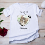 Camiseta Me encanta mi gato Mascota de corazón personalizad<br><div class="desc">¡Lleva a tu mejor amigo contigo a cualquier parte que vayas con esta camiseta de amante de los perros mascotas personalizados! ¡Debe tener por cada amante de los gatos, mamá de los gatos y papá de los gatos! Un giro divertido en I Love My Cat (Amo a mi gato), esta...</div>