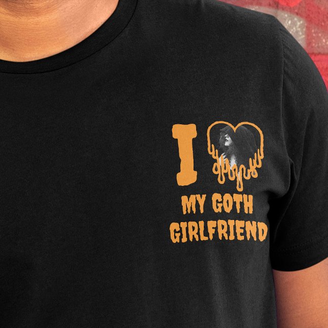 Camiseta Me encanta mi Gótico Novia Drip Naranja Foto de co (I love my goth girlfriend slogan, in orange horror font, with photo template inside the heart)