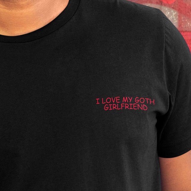 Camiseta Me encanta mi Gótico Novia Funny Comic Sans Slogan (I love my goth girlfriend slogan, in red comic sans font on crest area of shirt)