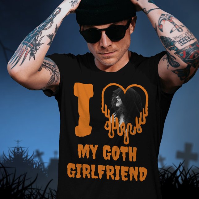 Camiseta Me encanta mi Gótico Novia Halloween Heart Photo (I love my goth girlfriend t-shirt, with orange text and a heart photo template)