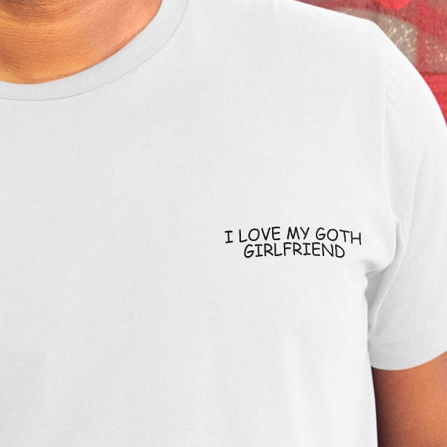 Camiseta Me encanta mi Gótico Novia Novia Black Comic Sans  ("I love my goth girlfriend" in black comic font on crest of white t-shirt)