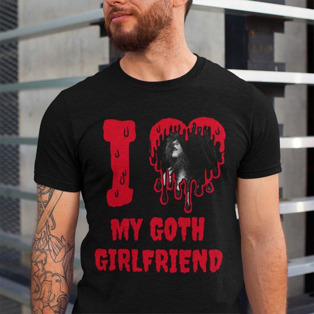 Camiseta Me encanta mi Gótico novia Personalizado Heart Val (Black t-shirt says 'I love my goth girlfriend' in red dripping text, with a heart photo template)