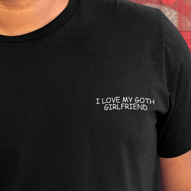 Camiseta Me Encanta Mi Gótico Novia White Comic Sans Funny ("I love my goth girlfriend" in white comic font on crest of black t-shirt)