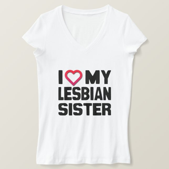 Camiseta ME ENCANTA MI HERMANA LESBIANA -.png (Anverso del diseño)