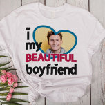 Camiseta Me encanta mi hermosa foto de personalizado de nov<br><div class="desc">Esta encantadora camiseta es el regalo ideal para cualquier novia o novio enamorado en ocasiones como El día de San Valentín o aniversarios. La leyenda dice "Amo (corazón) a mi BELLO novio" con letras modernas en negro y rosa oscuro. Fácilmente personalizable añadiendo una foto personalizado en un marco azul en...</div>