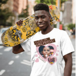 Camiseta Me encanta mi novia de fotos marrón rosa y2k<br><div class="desc">Crea tu propia camiseta me encanta la de mi novia con esta plantilla de camisa súper colorida que incluye 2 fotos en enormes corazones rojos y un texto personalizado escrito a mano sobre colores rosa y marrón resaltan. Esta camiseta puede ser un regalo de aniversario muy divertido. Obligar a tu...</div>