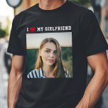 Camiseta Me encanta mi novia deportiva Minimalista foto<br><div class="desc">¡Un gran regalo para tu novio! Camiseta fotográfica personalizado que dice que AMO A MI NOVIA en una tipografía minimalista deportiva y un corazón rojo con su foto cuadrada debajo. Personalización simple y sencilla.</div>