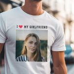 Camiseta Me encanta mi novia deportiva Minimalista foto<br><div class="desc">¡Un gran regalo para tu novio! Camiseta fotográfica personalizado que dice que AMO A MI NOVIA en una tipografía minimalista deportiva y un corazón rojo con su foto cuadrada debajo. Personalización simple y sencilla.</div>