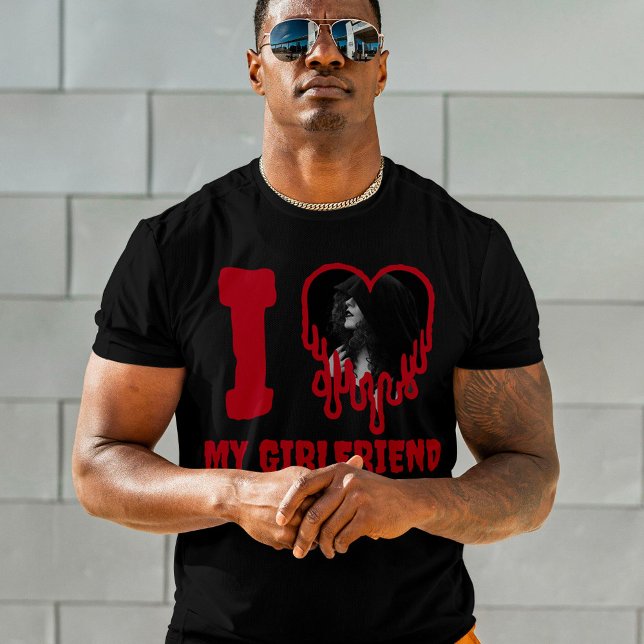 Camiseta Me Encanta Mi Novia Gothic Dripping Red Heart (Black t-shirt says 'I love my girlfriend' in dripping red font. Dripping heart photo template.)