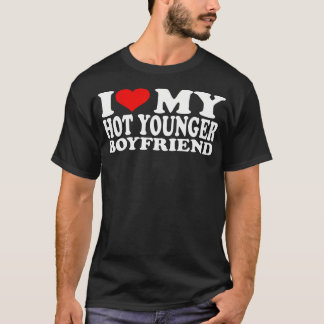 Camiseta Me Encanta Mi Novio Más Joven Caliente.