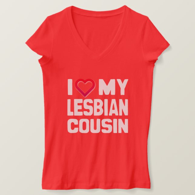 Camiseta ME ENCANTA MI PRIMA LESBIANA - -.png (Anverso del diseño)