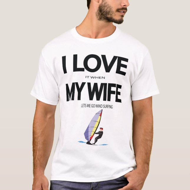 Camiseta Me Encanta Que Mi Esposa Me Permita Ir Al Windsurf (Anverso)