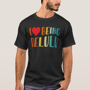 Camiseta Me Encanta Ser Delulu, Corazón De Ser Delulu Rojo