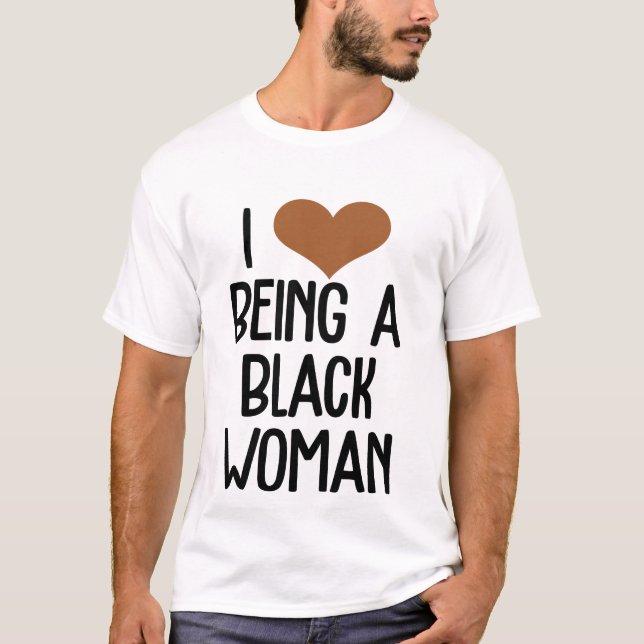Camiseta Me encanta ser una mujer negra con el corazón marr (Anverso)
