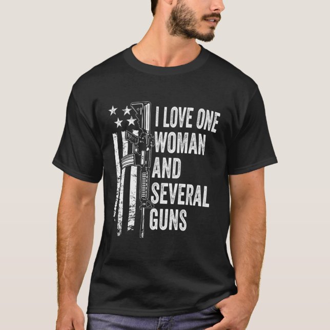 Camiseta Me Encanta Uno Y Varias Armas La Pistola Del Espos (Anverso)