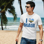 Camiseta Me encantan las vacaciones de Maui Hawaii<br><div class="desc">Me encanta la camiseta de Maui Hawaii con una bonita foto en forma de corazón del océano azul hawaiano y las montañas verdes. Hermosas aguas costeras me hacen feliz en las vacaciones de verano. Un lindo tee de conservas con molinos de viento en una colina.</div>