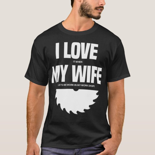 Camiseta Me Encanto Cuando Mi Esposa Me Deja Trabajar En Mi (Anverso)
