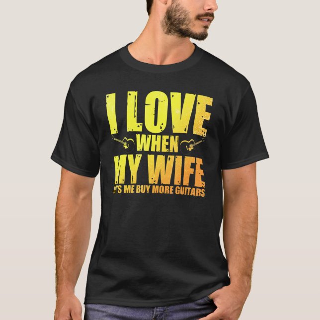 Camiseta Me Encanto Cuando Mi Esposa Me Permite Comprar Más (Anverso)