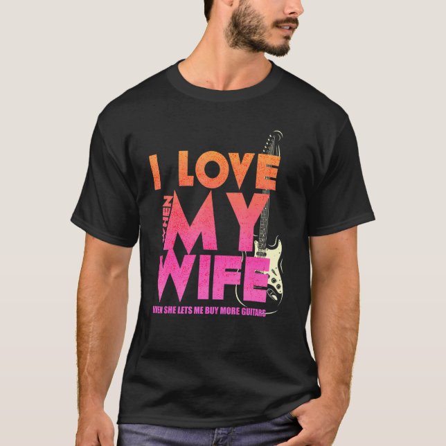 Camiseta Me Encanto Cuando Mi Esposa Me Permite Comprar Más (Anverso)