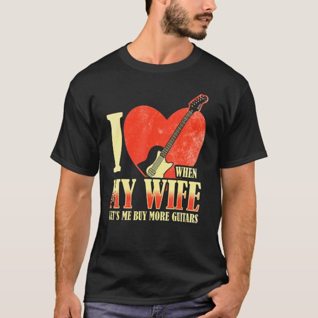 Camiseta Me Encanto Cuando Mi Esposa Me Permite Comprar Más (Anverso)