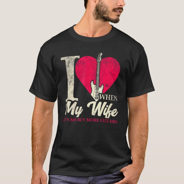 Camiseta Me Encanto Cuando Mi Esposa Me Permite Comprar Más (Anverso)