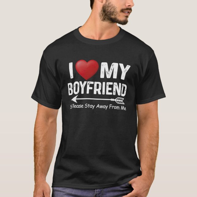 Camiseta Me Encanto Mi Novio Así Que Por Favor Permanezca A (Anverso)