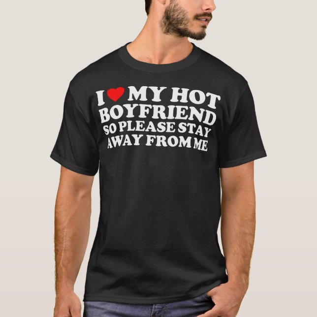 Camiseta Me Encanto Mi Novio Caliente Así Que Permanezca Al (Anverso)