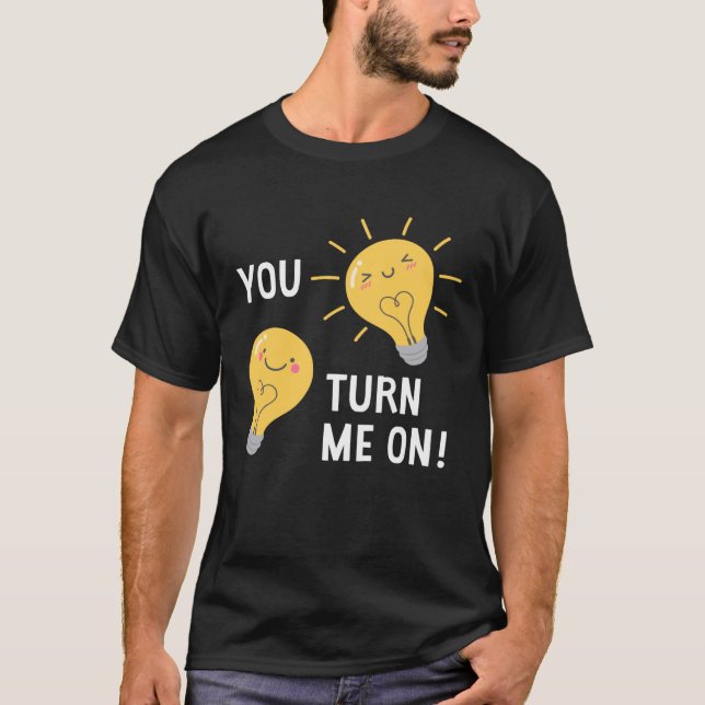 Camiseta Me Enciendes A Lightbulb Valentine (Anverso)