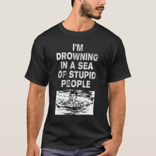 Camiseta Me Estoy Ahogando En Un Mar De Estúpidos Gente Sar