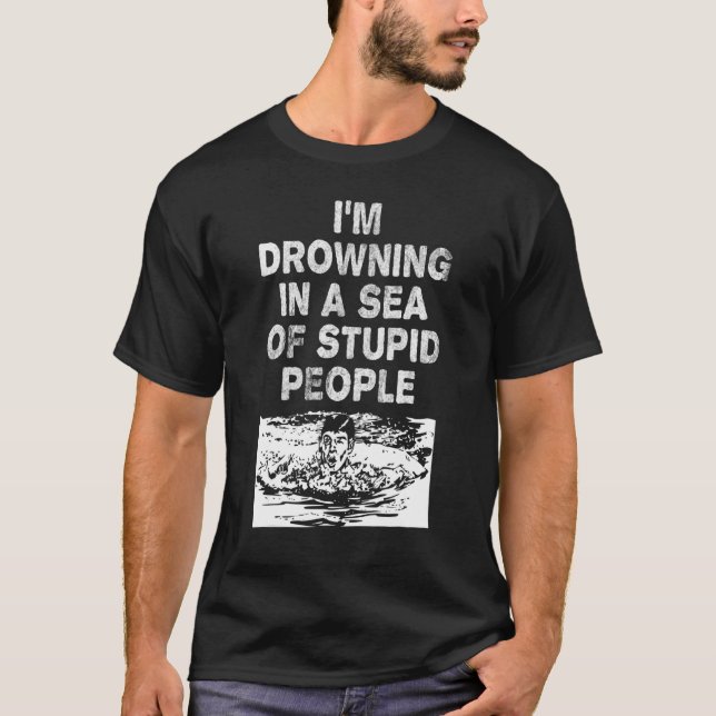 Camiseta Me Estoy Ahogando En Un Mar De Estúpidos Gente Sar (Anverso)