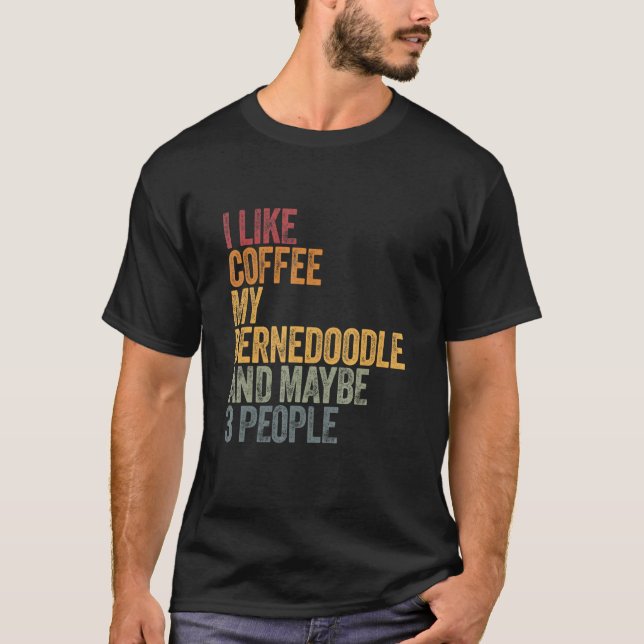 Camiseta Me Gusta El Café Mi Bernedoodle Y Quizá 3 Personas (Anverso)