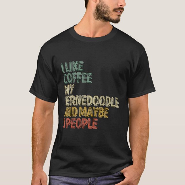 Camiseta Me Gusta El Café Mi Bernedoodle Y Quizá 3 Personas (Anverso)