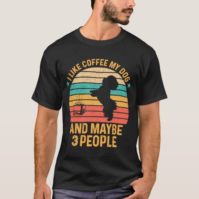 Camiseta Me Gusta El Café Mi Perro Y Quizá 3 Personas. (Anverso)