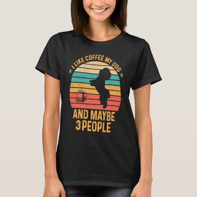 Camiseta Me Gusta El Café Mi Perro Y Quizá 3 Personas. (Anverso)
