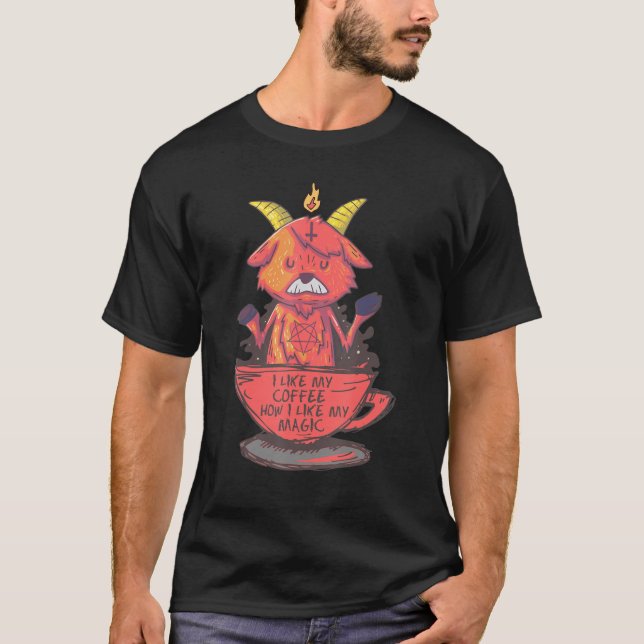 Camiseta Me Gusta Mi Café Cómo Me Gusta Mi Baphomet Mágico  (Anverso)